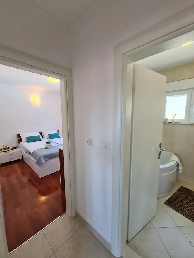 Modern Apartment Near The Sea-Mise Trogir