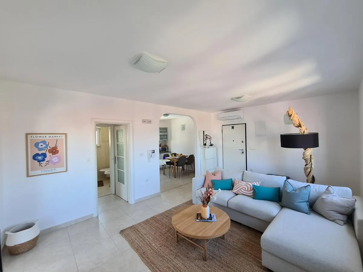 Modern Apartment Near The Sea-Mise Trogir