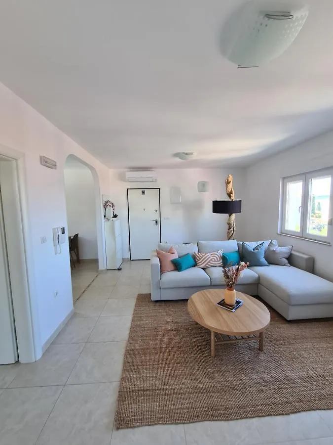Modern Apartment Near The Sea-Mise Trogir