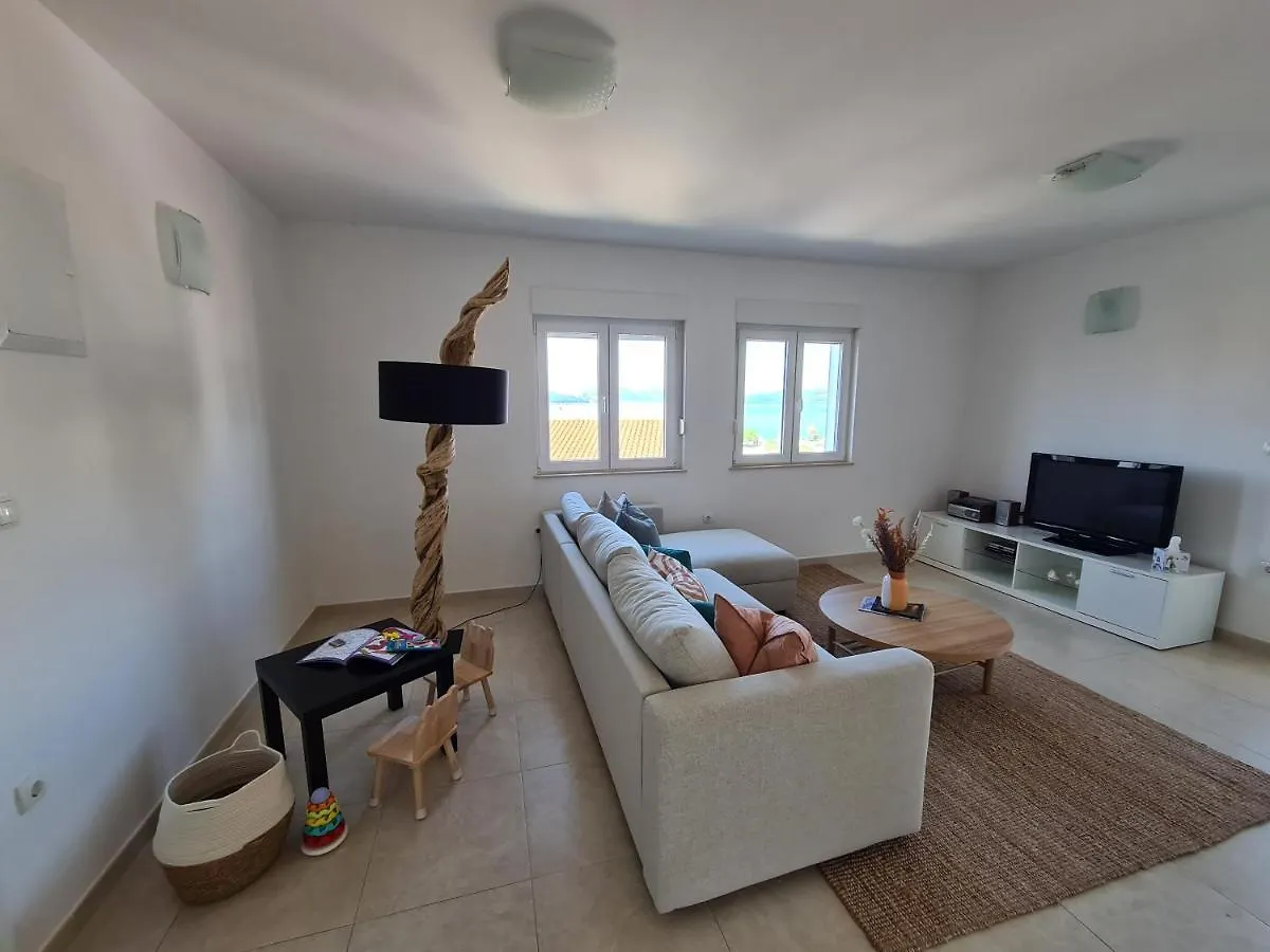 Modern Apartment Near The Sea-Mise Trogir