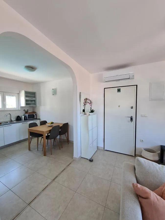 Modern Apartment Near The Sea-Mise Trogir