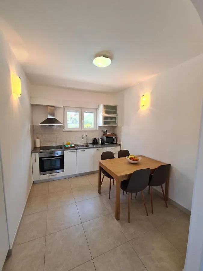 Modern Apartment Near The Sea-Mise Trogir